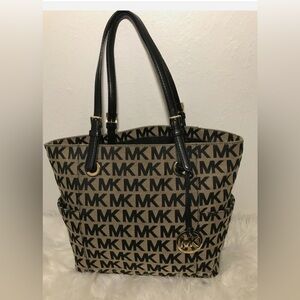 Michael Kors Large Black Signature
Jet Set Shoulder Bag Tote Three
Compartments